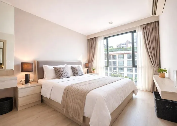 Bright & Spacious - Asoke Apartment