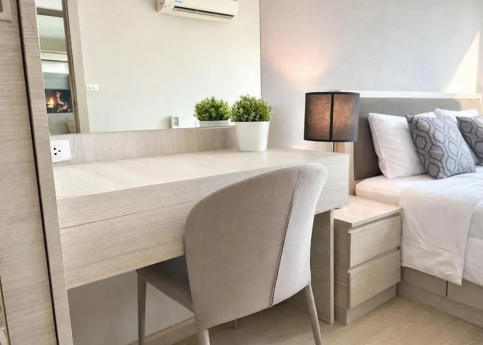 Bright & Spacious - Asoke Apartment