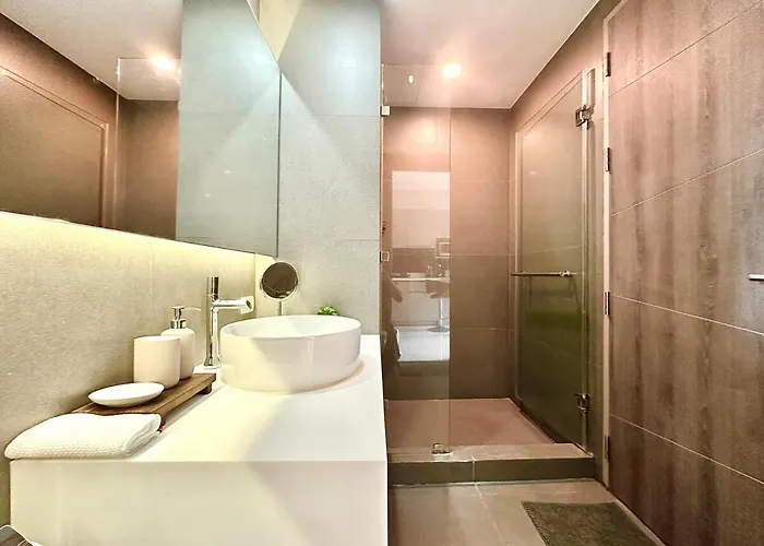 Bright & Spacious - Asoke Apartment